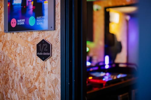 Studio 1/2 — professionele DJ en producer studio met akoestische panelen